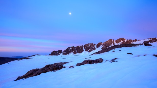 La luna al amanecer sobre los raspones de Río Seco, Sierra Nevada (Río Seco #5, privamera 2014)