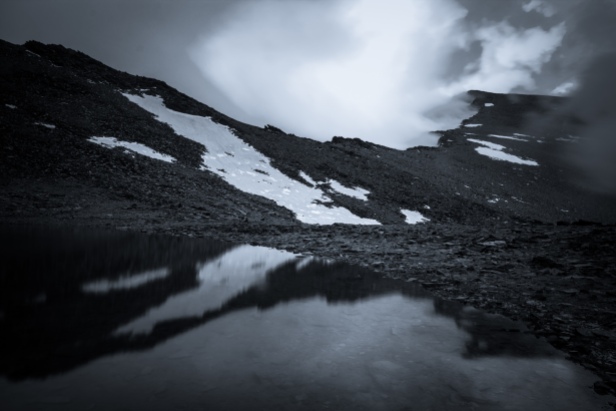 (Brumas de montaña BN #1, Sierra Nevada, primavera 2014) Cara norte del Mulhacén oculta por las nubes