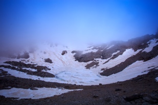(Brumas de montaña III - #2, Sierra Nevada, primavera 2014) Laguna de la Caldera y línea de cumbres cubierta de bruma