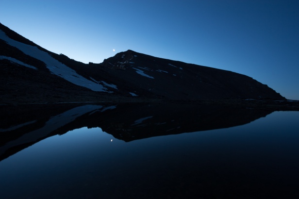 (Brumas de montaña IV - #1, Sierra Nevada, primavera 2014) Amanecer con el Mulhacén y la luna menguante reflejadas en el lagunillo de la Calderilla