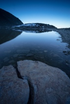 (Brumas de montaña IV - #6, Sierra Nevada, primavera 2014) Laguna de la Caldereta al amanecer